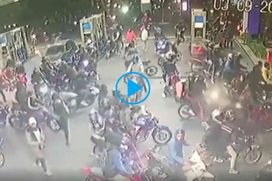 VIDEO | Más de 50 motochorros efectuaron un “robo piraña” en una estación de servicio