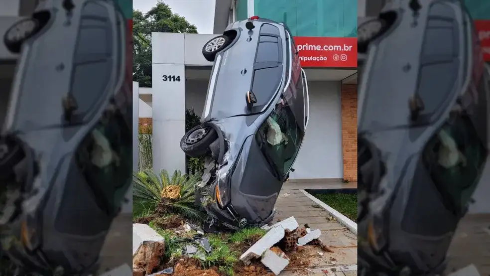 Insólito: un auto volcó y quedó colgado verticalmente