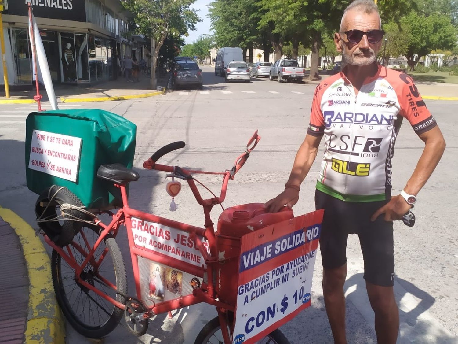 Un ciclista que venía desde Ushuaia, fue rozado por un camión y perdió su bicicleta