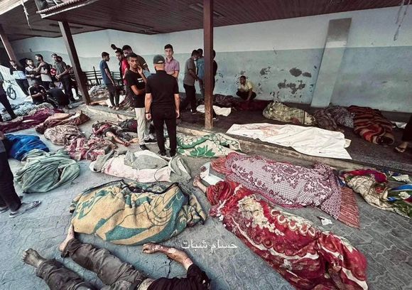 Un centenar de palestinos murieron durante un ataque aéreo israelí en una escuela de Gaza