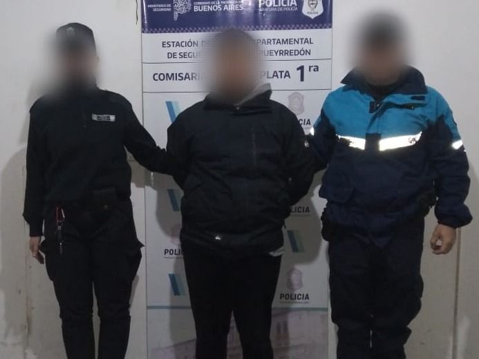 También vandalizaron varios autos en la zona de avenida Libertad y España.