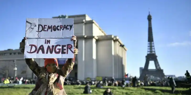 CRISIS en Francia por ley que pone en jaque la libertad de expresión