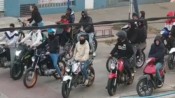 Se juntaban en Chacabuco a hacer ruido y maniobras peligrosas: la Policía secuestró las motos en varios allanamientos