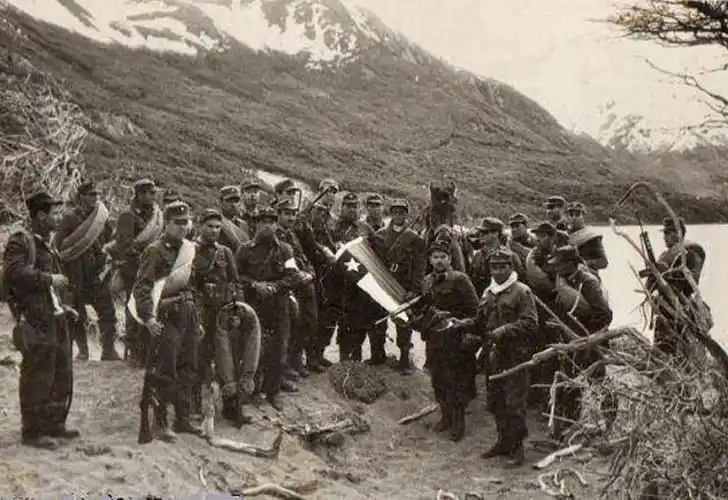 Argentina le devuelve a Chile una bandera capturada en 1965