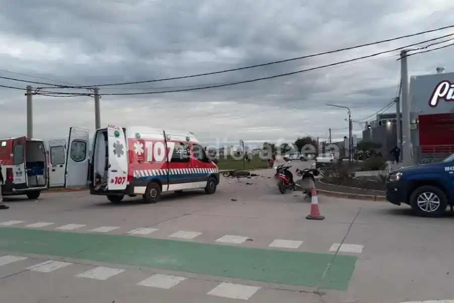 En moto, sin patente y sin casco: dos jóvenes chocaron y terminaron con varias heridas