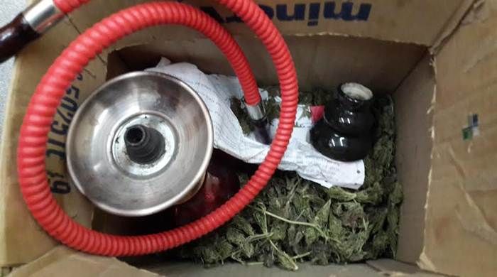 "Les vende droga a todos los pibes del barrio", dijo la madre y lo entregó 