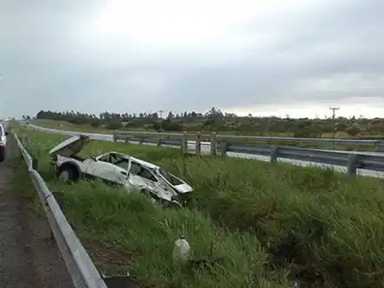 Un Fiat 147 quedó destruido tres despistar y volcar en la autovía 14