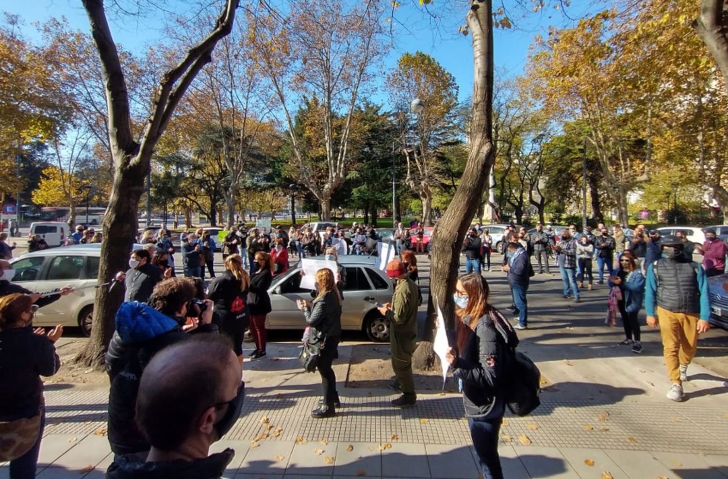 Ruidosa protesta en la Municipalidad: piden reabrir los comercios