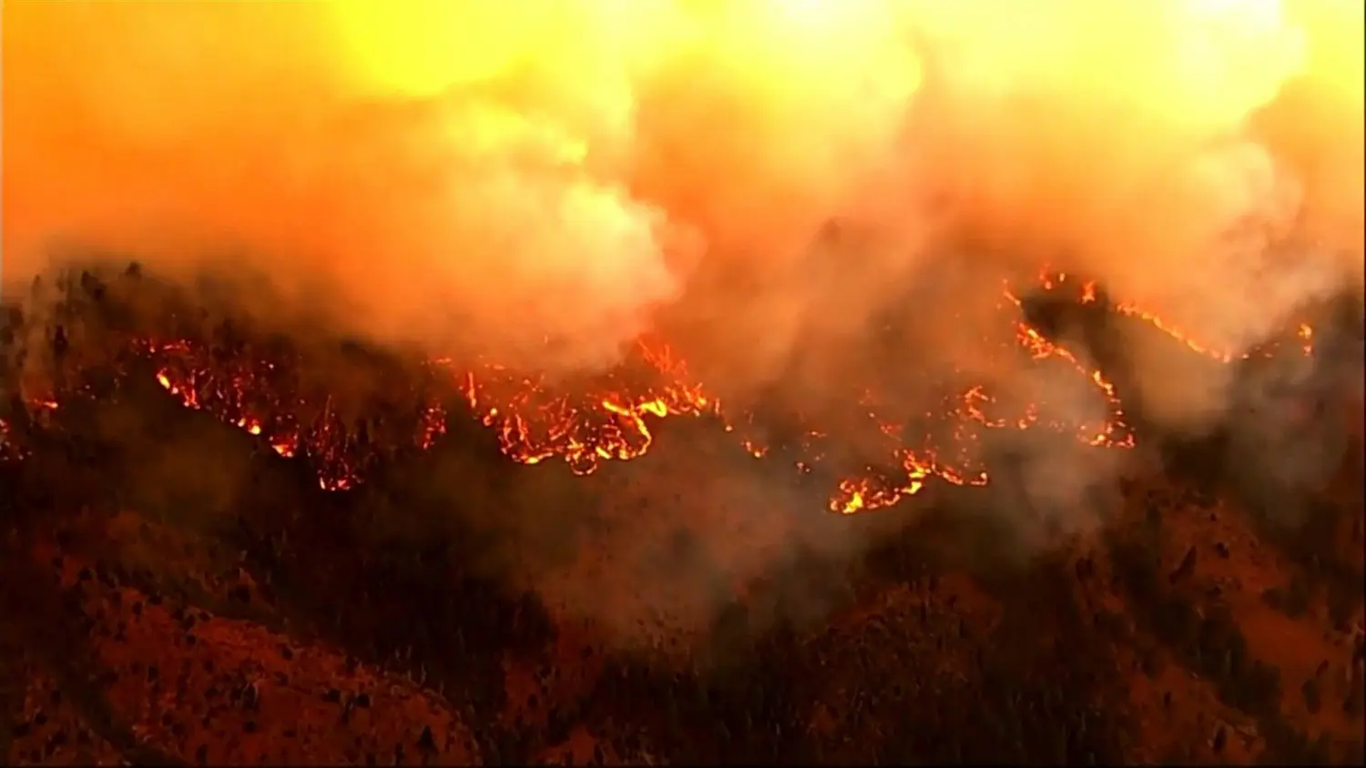 ¡OLA DE CALOR AZOTA A EE.UU.! California enfrenta GIGANTESCO INCENDIO FORESTAL