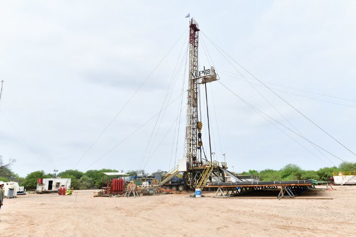 La provincia trabaja en la limpieza y rectificación de un pozo petrolífero en Palmar Largo