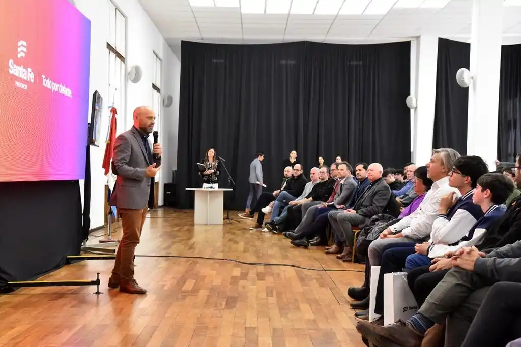 El ministro Puccini en la presentación de  Santa Fe Game Factory, un espacio para potenciar proyectos vinculados a la industria del videojuego.