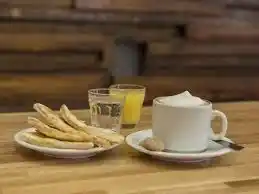 Ángeles, mozos y gendarmes