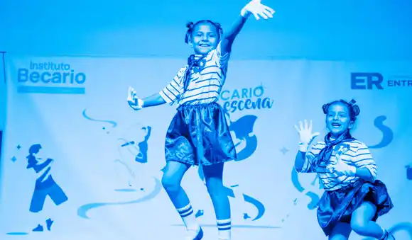 El Becario entregó nuevas becas culturales a estudiantes