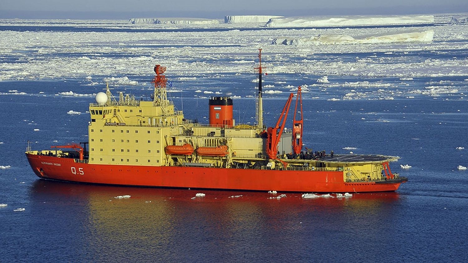 El rompehielos “Almirante Irízar” reabasteció  la base más antigua de la Argentina en la Antártida