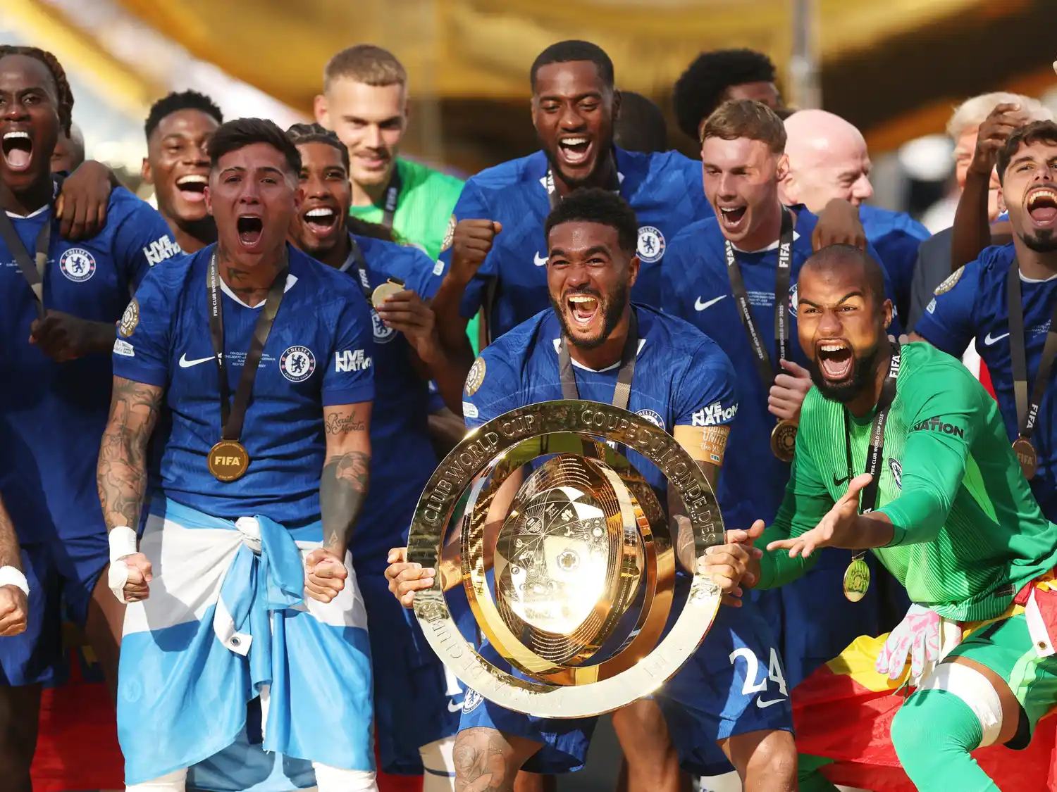 Enzo celebrando el título del Chelsea con sus copañeros. Foto: @ChelseaFC_Sp