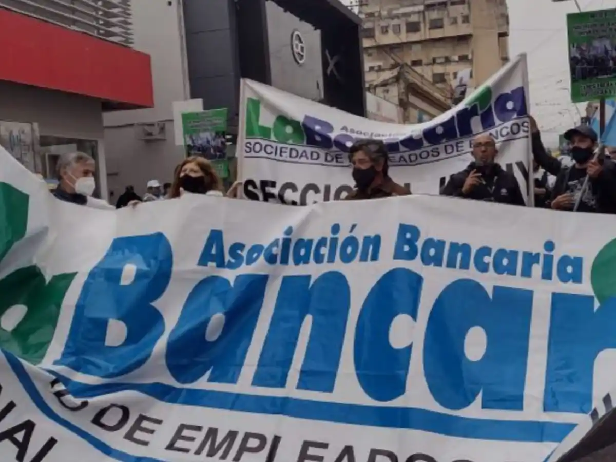 Bancarios reclaman un aumento salarial del 60% y amenazan con medidas de fuerza