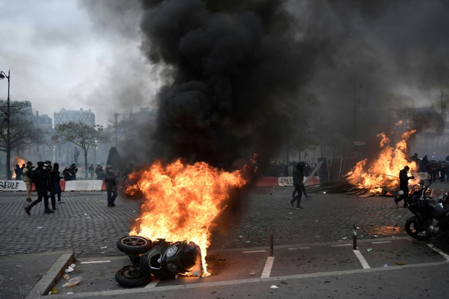 Represión y desmanes en París en la manifestación de los chalecos amarillos