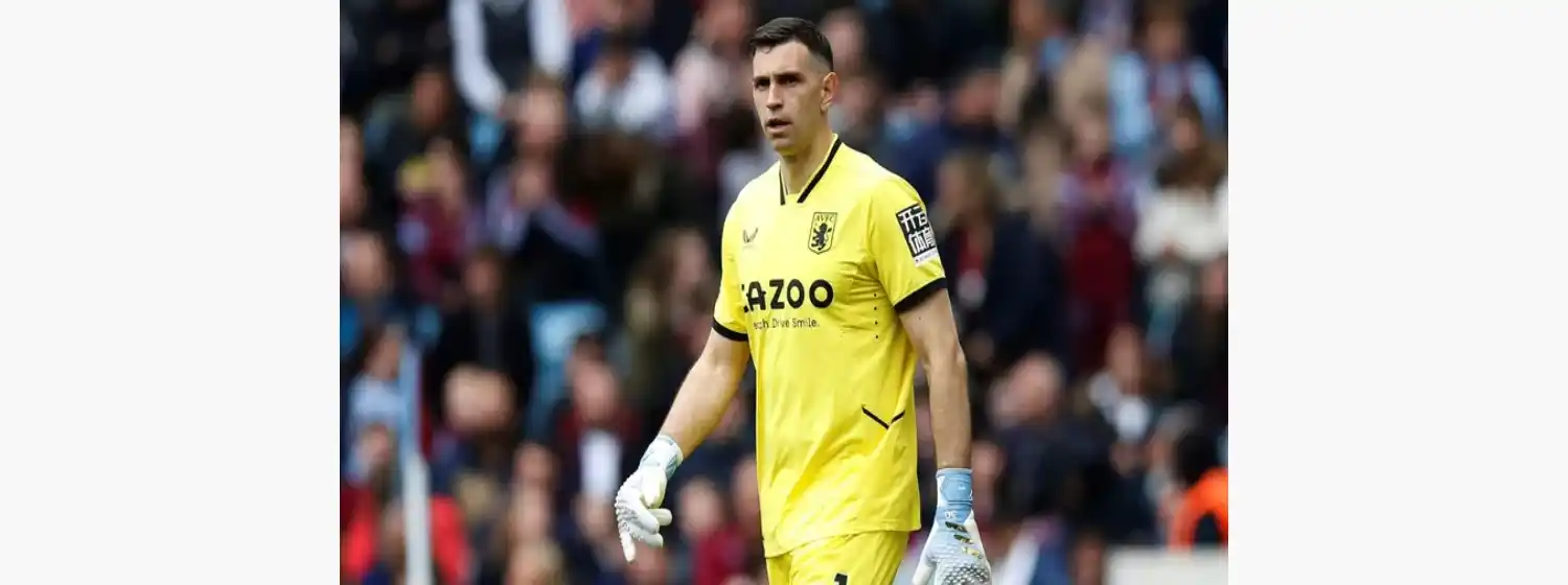 Dibu Martínez, otra vez figura del Aston Villa