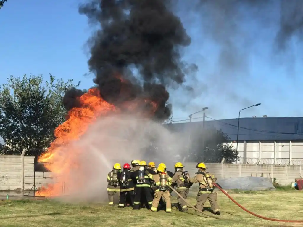 Se realizó la primera jornada de entrenamiento en incendio y rescate para Bomberas Voluntarias