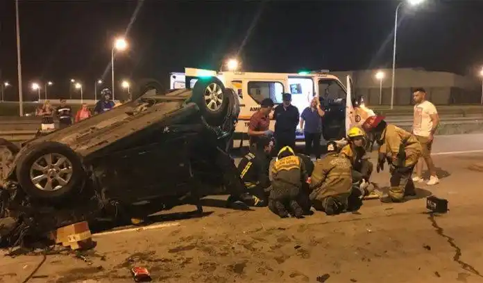 Familia lesionada al volcar en la Autovía Artigas