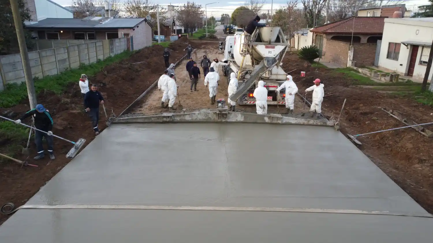 Las cuadrillas en plena tarea en calle Martí.