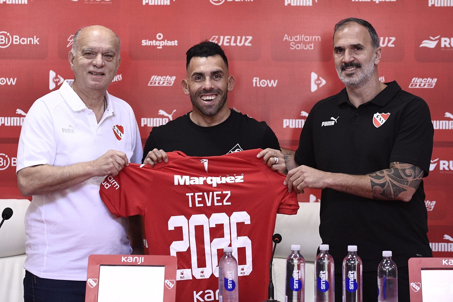 Hay Apache para rato: Tevez sigue en el Rojo hasta 2026