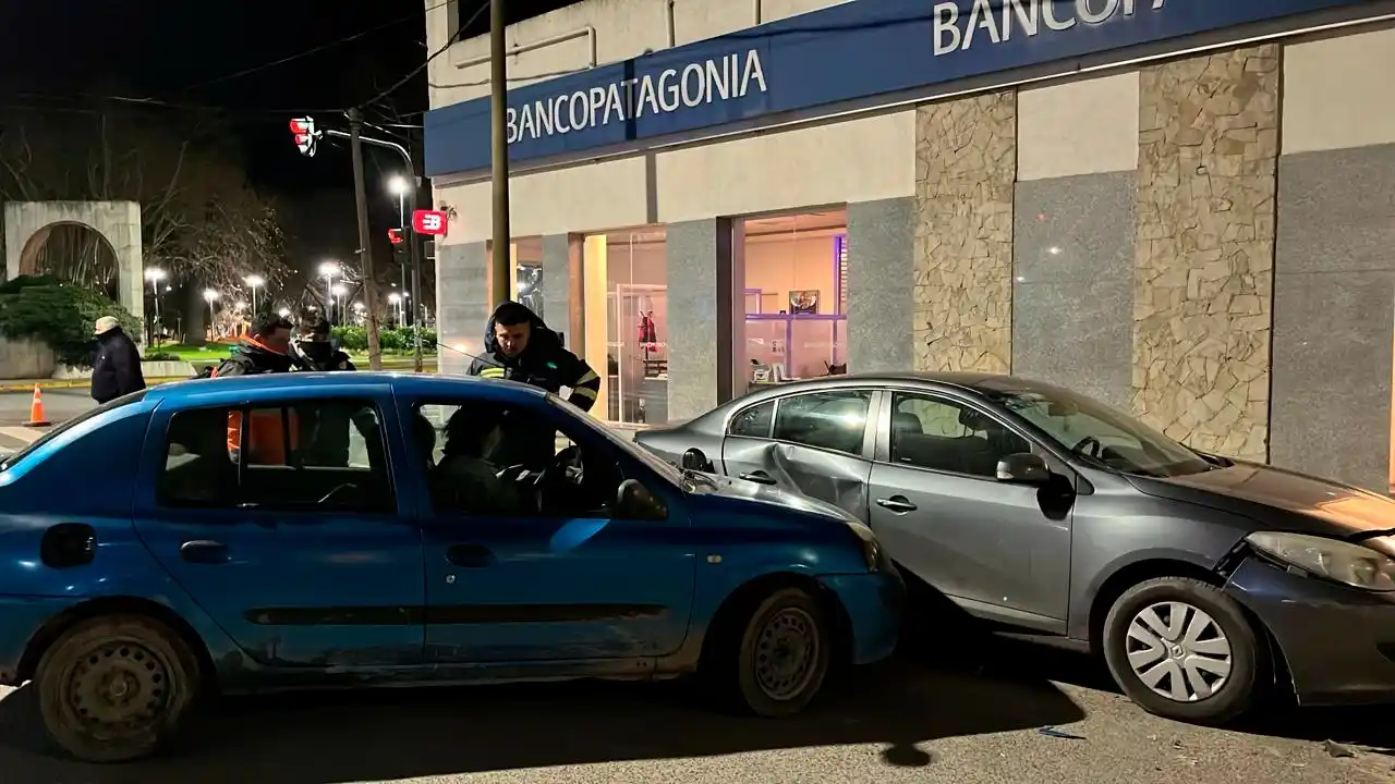 Chocó un auto estacionado en plena madrugada