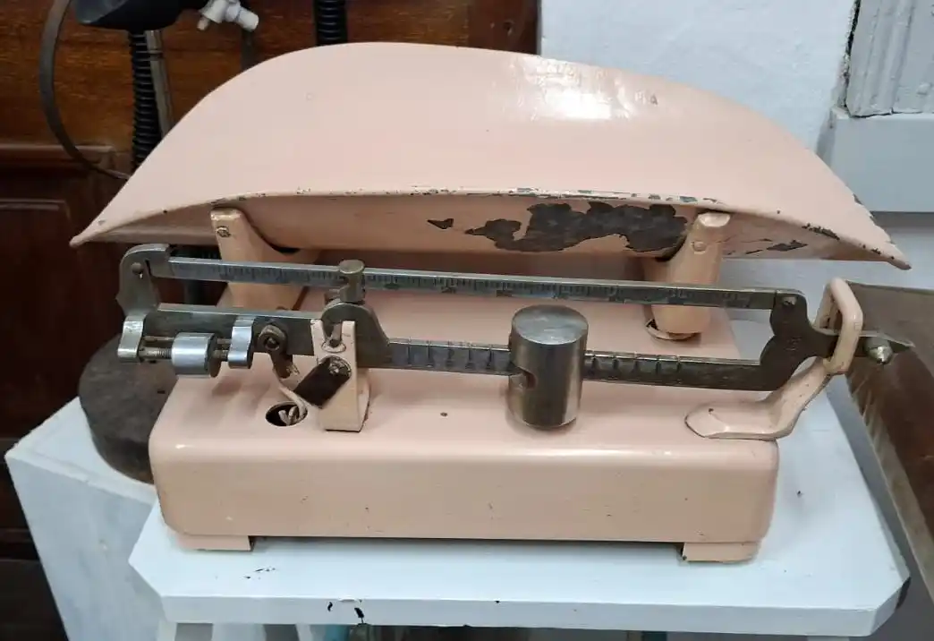 Balanza para pesar bebé, perteneciente al Dr. Pascual Muchnik-