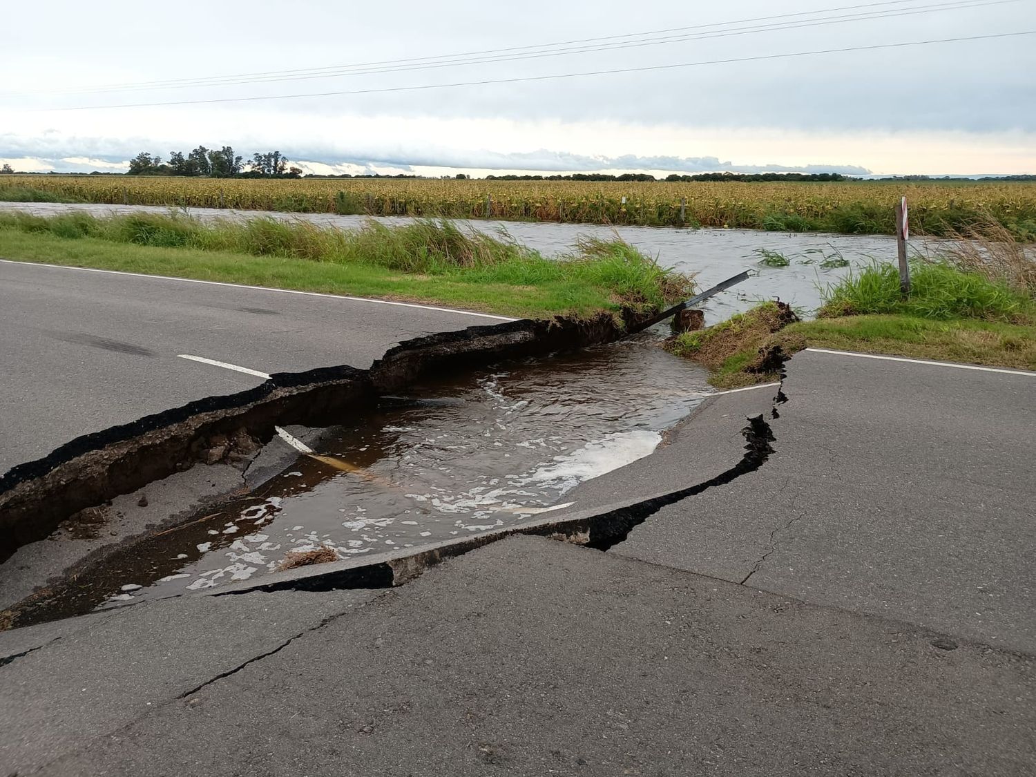 El socavón se produjo en el kilometro 90 (Foto: Policía de Córdoba)