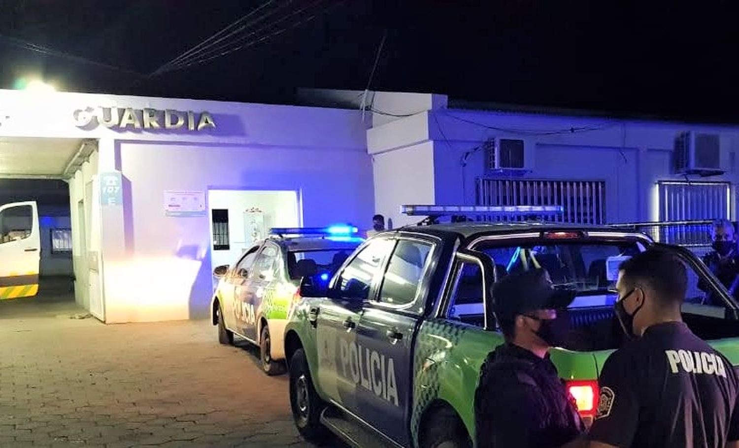 Se cortó con un cuchillo en el cuello ante la policía tras golpear a su expareja