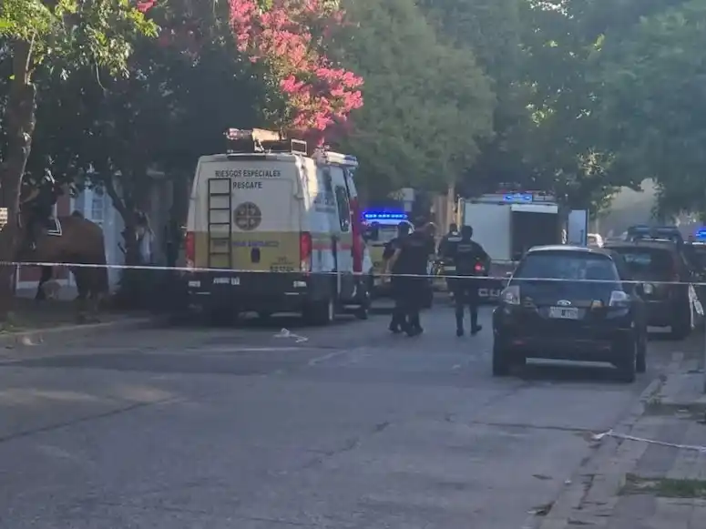 La magnitud del incendio forzó el desalojo de viviendas en calle 33, calle 34 y calle 4 por riesgo para los habitantes.