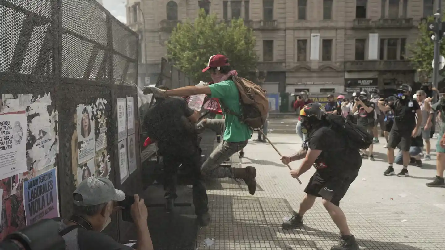 Congreso: los manifestantes arrojan bombas molotov y la policía responde tirando agua con camiones hidrantes.