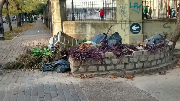 Reclaman la limpieza de la esquina de Alem y Andrade  