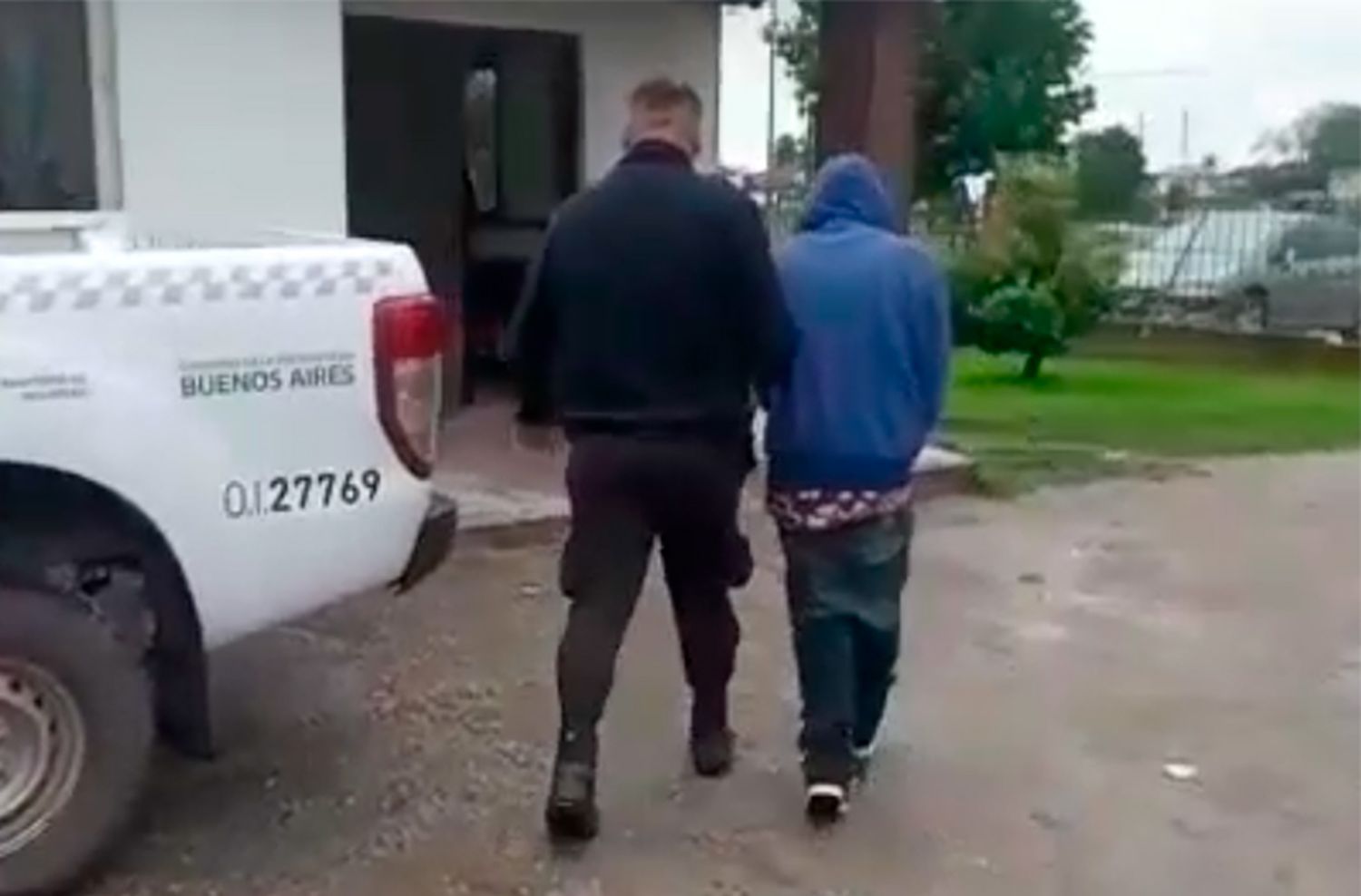 Tenía restricción, forcejeó con su padre y lo atraparon: también agredió a un policía
