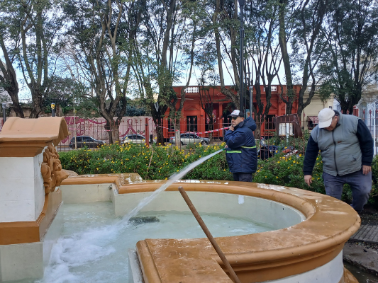 Plaza Constitución: limpiaron la fuente y continúa la colocación de las rejas del vallado