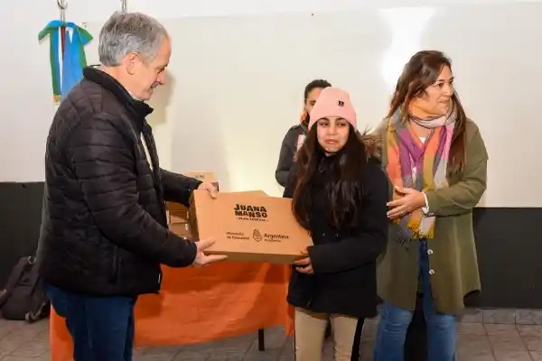 El intendente de Chascomús participó de la entrega de computadoras a estudiantes de la Escuela Secundaria Nº 7