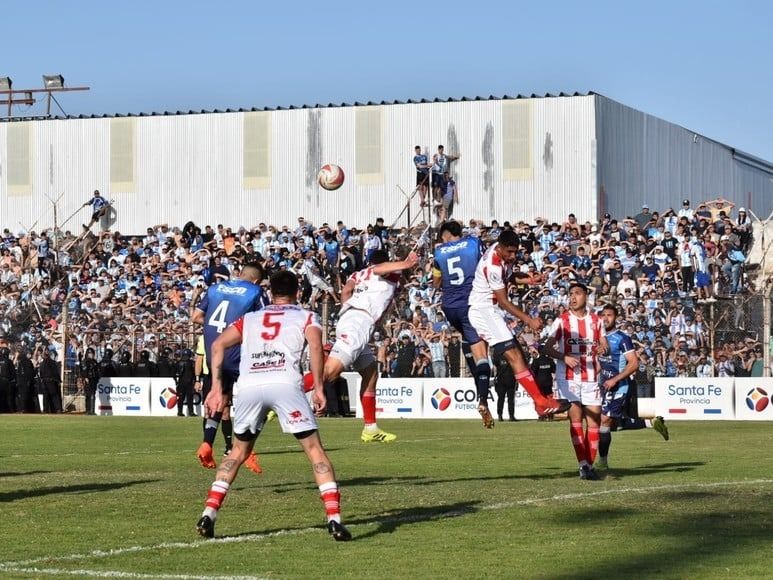 La Crema y el León por la Copa Santa Fe enoctubre deel 2022.Foto:El Litoral