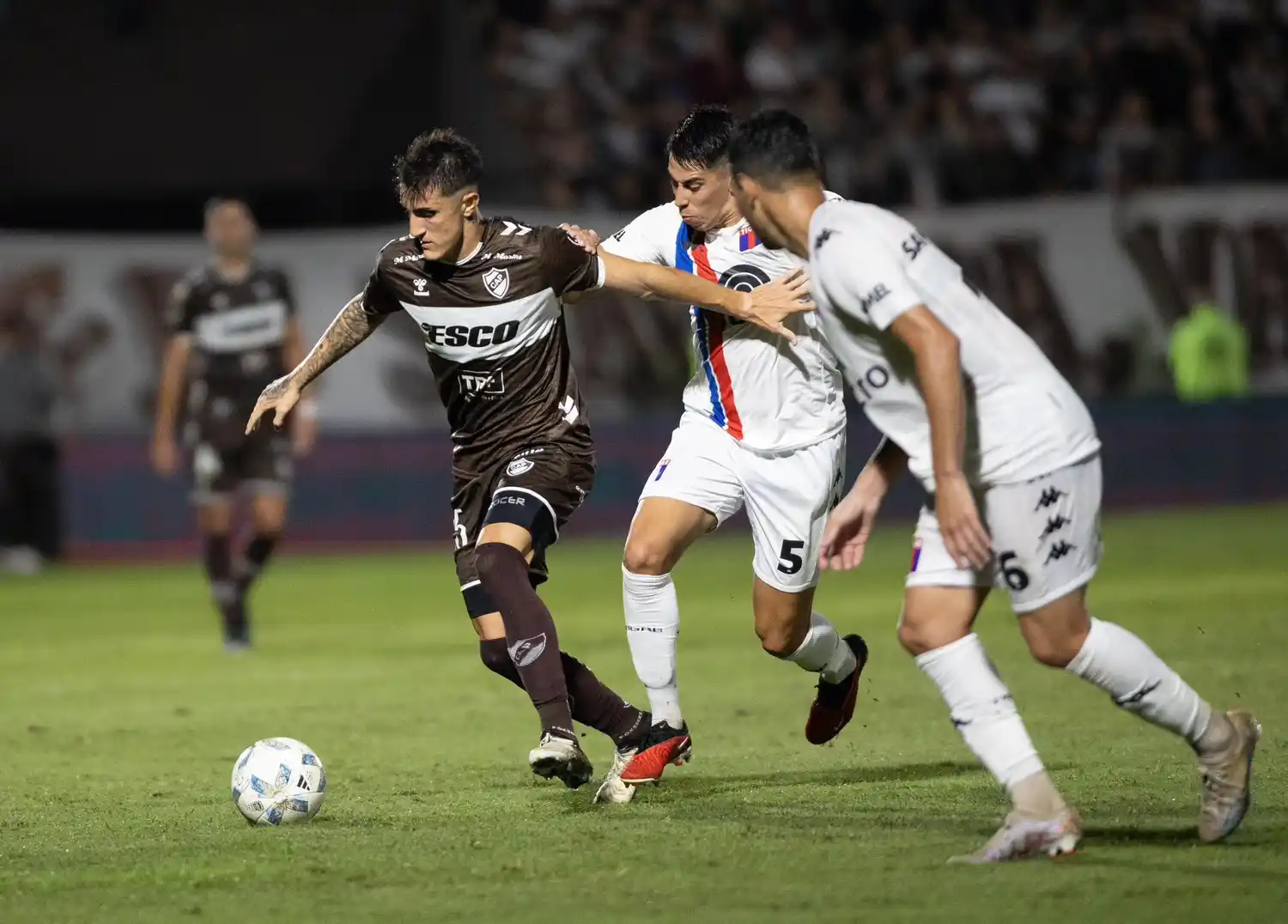 Platense fue más que Tigre, que estrenó a Domínguez como DT.