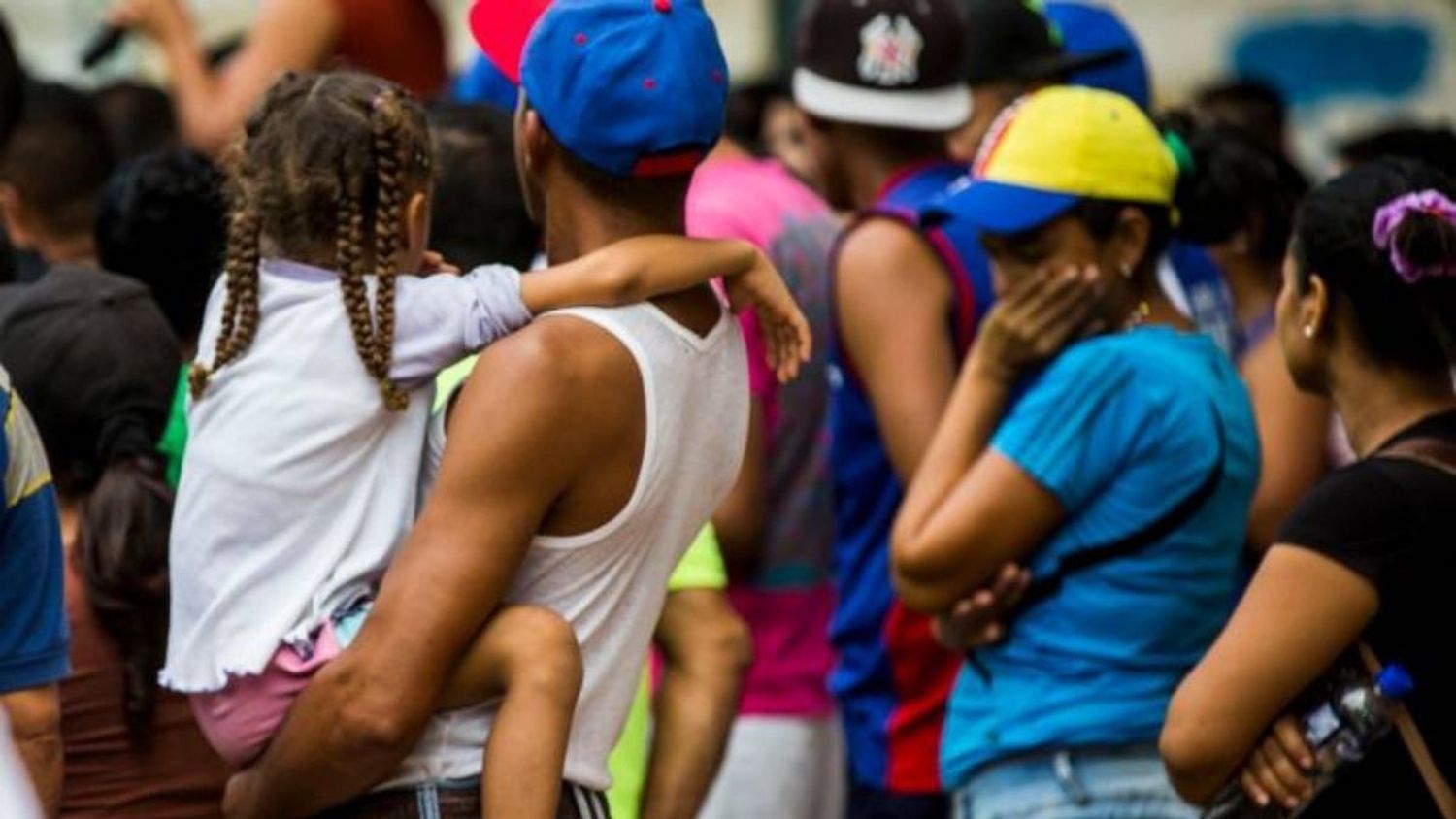 Colombia busca otorgar la nacionalidad a 1.200 niños migrantes venezolanos abandonados