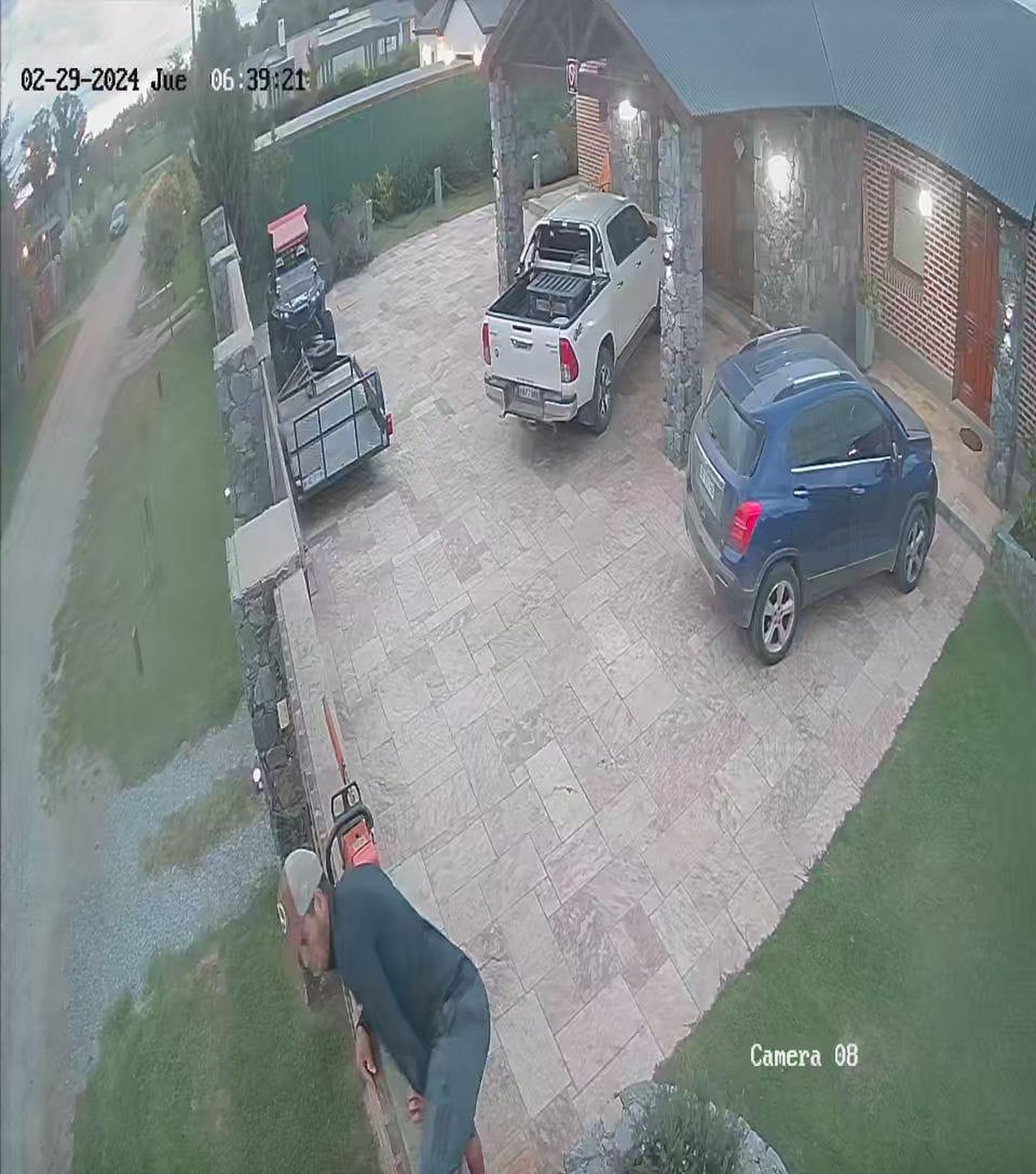 Ladrón saltando un paredón en Salceda y Del Medio