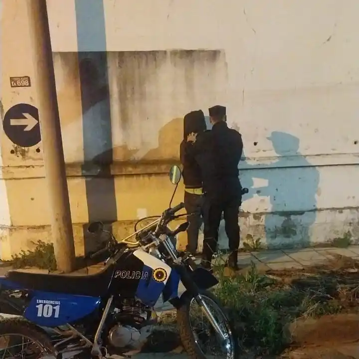 Un hombre encapuchado se robó una moto y los vecinos lograron alertar a la Policía