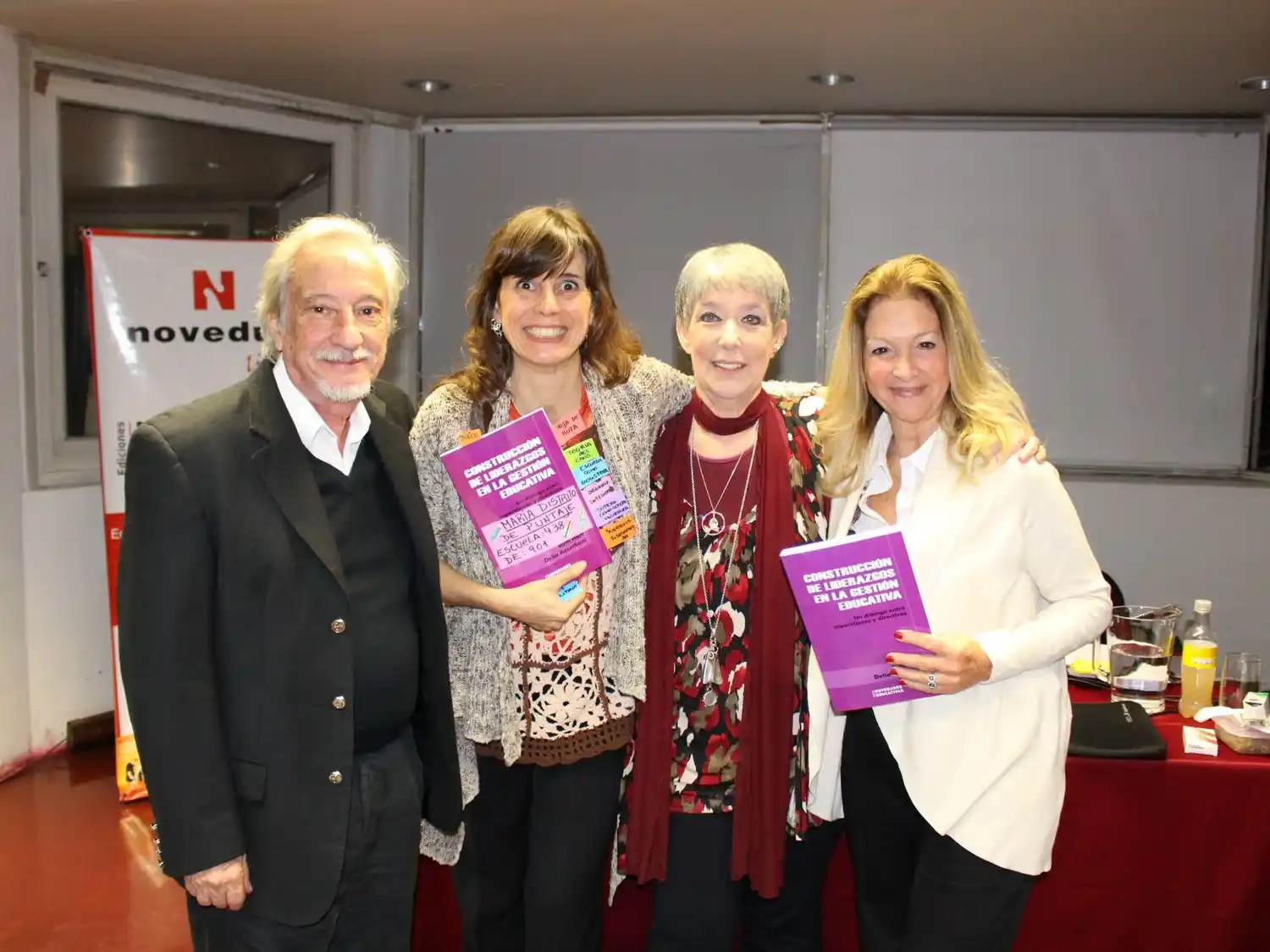 En el medio, Ruth Harf y Elena Santa Cruz.