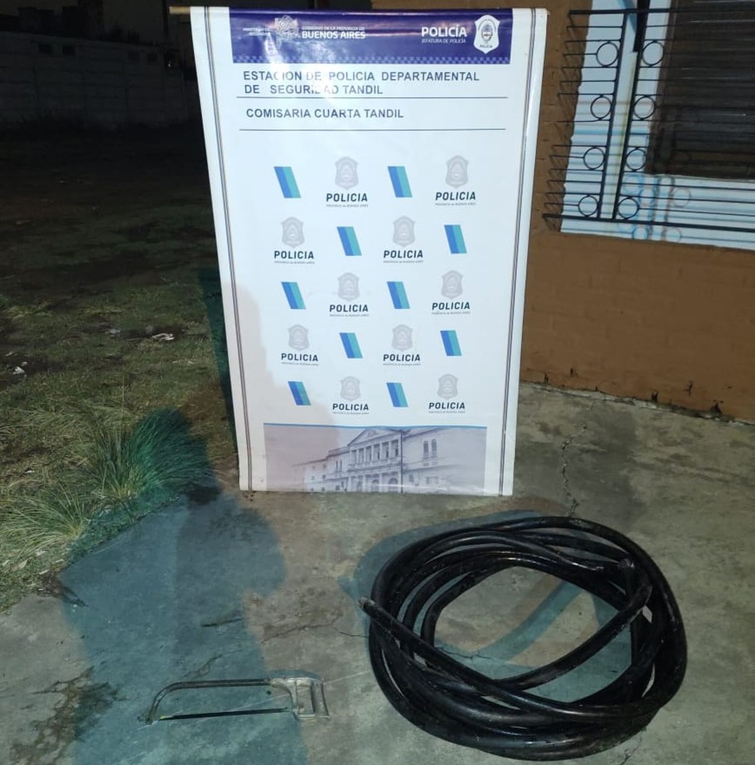 Lo sorprendieron trepado a un poste cortando cables telefónicos y lo aprehendieron