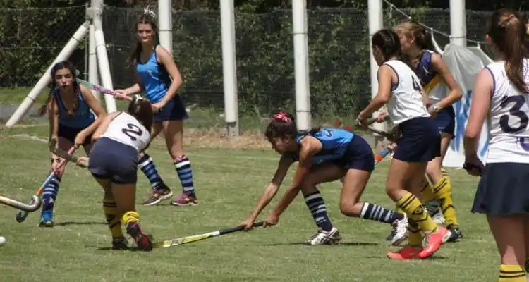 Clínica de Hockey para niñas en el Club Náutico