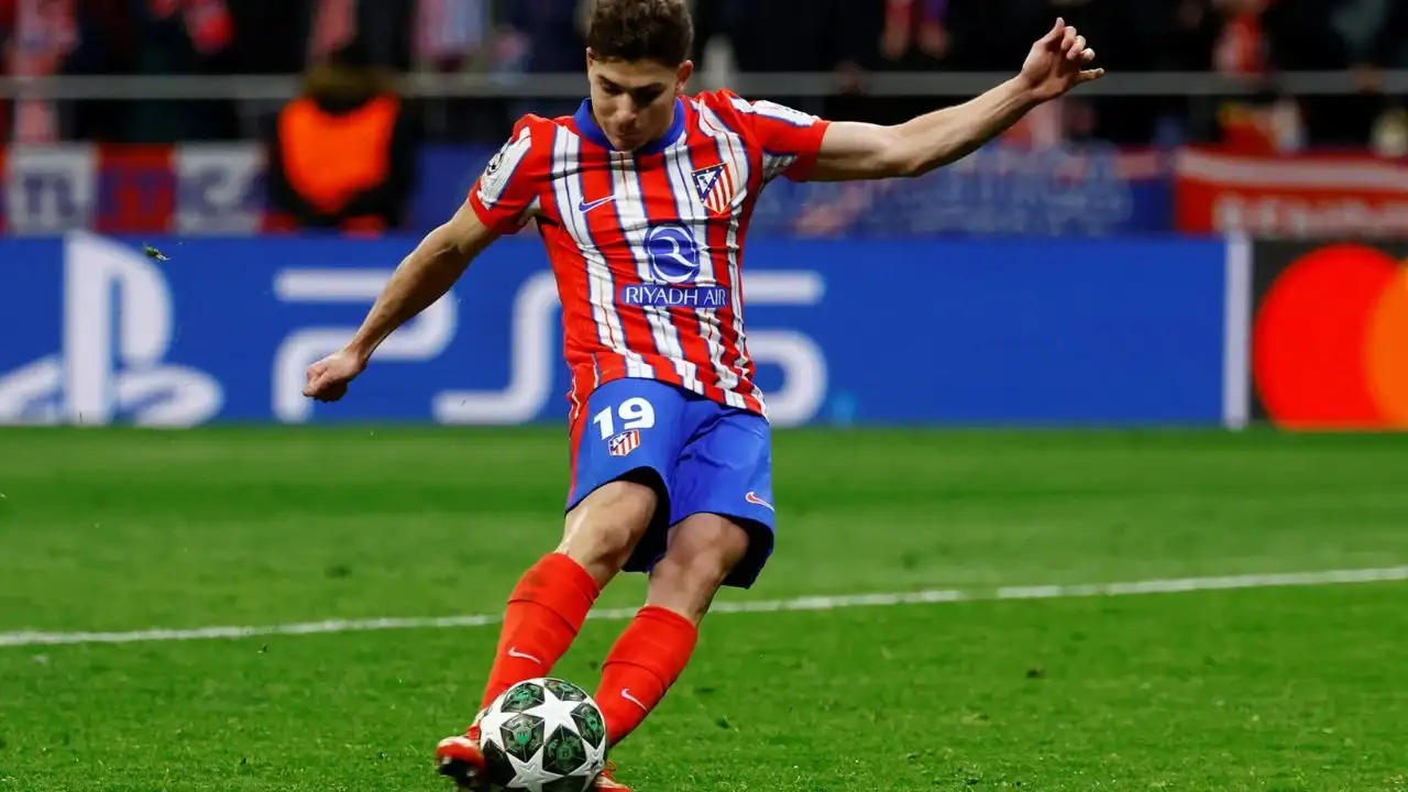 El mensaje de Julián Álvarez tras la polémica por su penal anulado en el clásico de Madrid