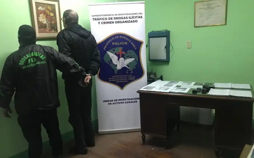 Detienen a un médico y ex concejal de Lanús por expedir licencias truchas a los docentes