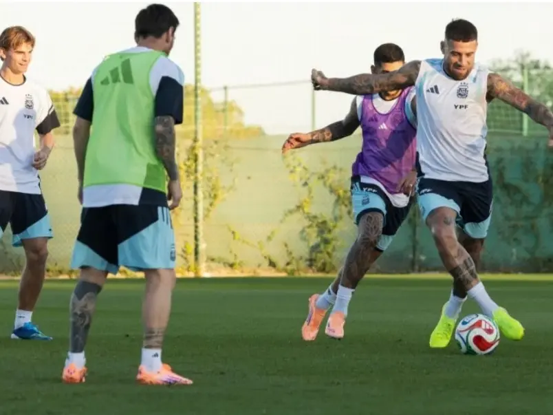 Messi y Otamendi "jugando! con los sparrings de la Selección en los entrenamientos. Foto:AFA
