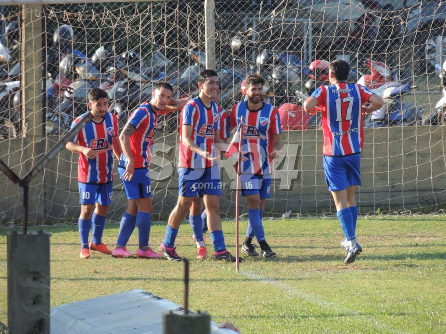 Festejo de gol. Víctor Fernández fue el autor del tanto que le dio la clasificación a Newbery. Foto: Lorena Canaveccio