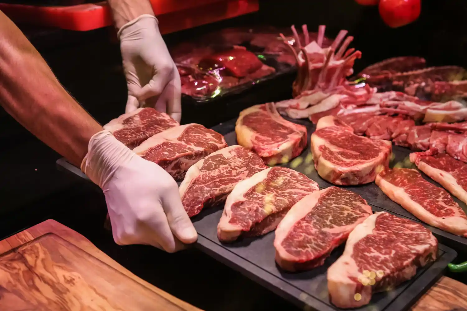 El consumo de carne se derrumbó a niveles históricos y tuvo impacto en la baja de la inflación