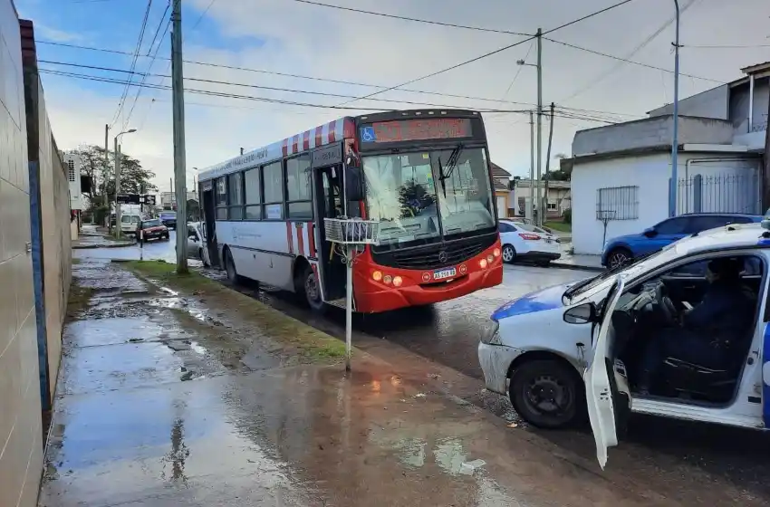 Se subió al 521, amenazó con un arma al chofer y robó a los pasajeros